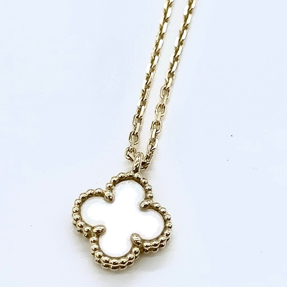 Van Cleef & Arpels Sweet Alhambra MOP and 18K Yellow Gold Necklace circa 2005 - Picture 1 of 8